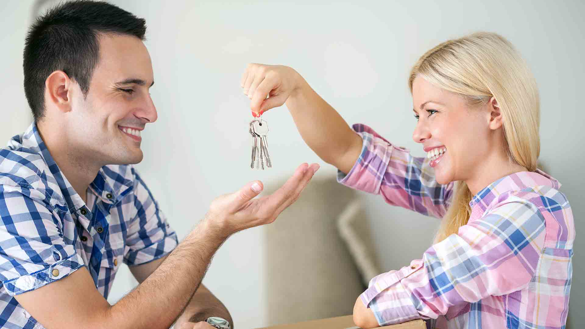 Как подарить квартиру супруге. Семья с ключами от квартиры. Счастливые обладатели квартиры. Счастливые люди в новой квартире. Счастливые покупатели квартиры.