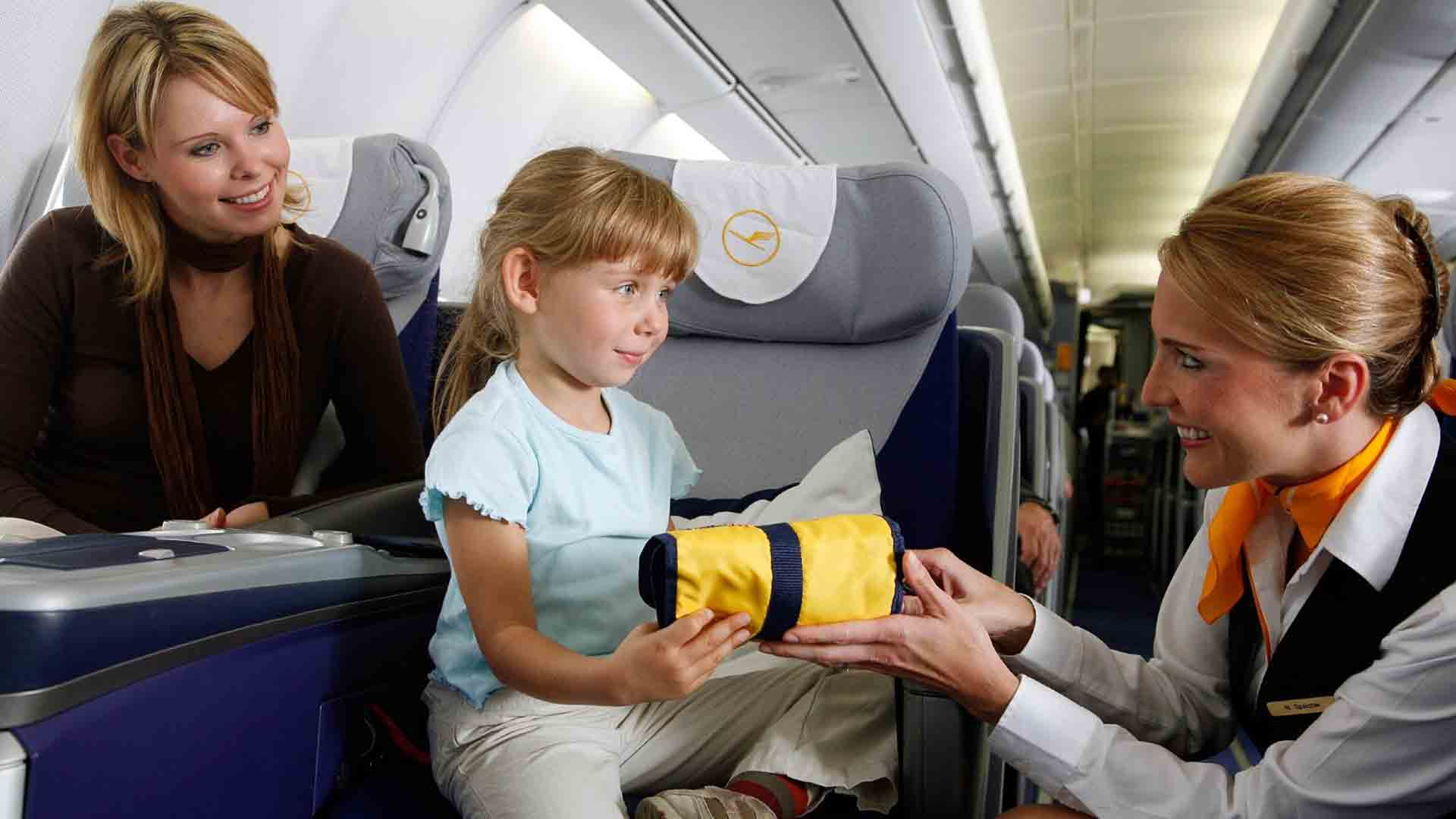 Самолеты для 1 ребенка. Ребенок пассажир. Самолет для детей. Пассажиры с детьми в самолете. Сопровождение ребенка в самолете.